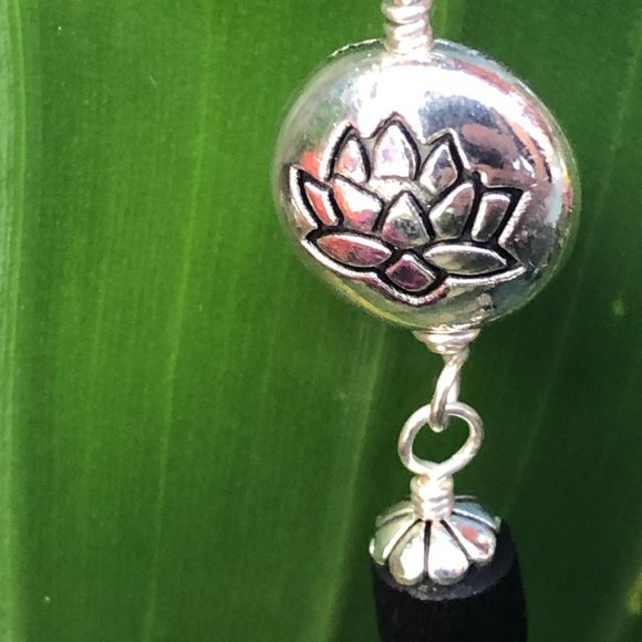 32  3/4" black Tulasi with silver lotus beads and purple pearls - Picture 11 of 11